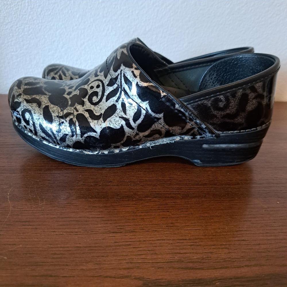Dansko Professional Clogs Black Silver Metallic Floral Damask Patent Leather 39